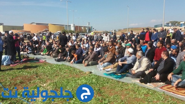 المئات يشاركون بصلاة الجمعة أمام مستشفى العفولة تضامنًا مع القيق